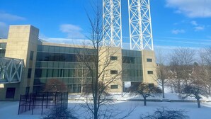 Een modern gebouw met een opvallende witte latticestructuur.