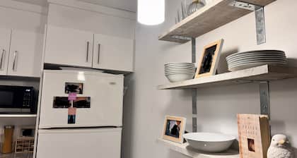 10 minutes to the capital!Comfortable and spacious condo access to hiking!