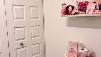 按摩浴缸、毛巾、肥皂、卫生纸