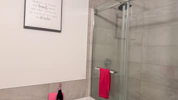 按摩浴缸、毛巾、肥皂、卫生纸