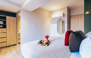 1 Schlafzimmer, Schreibtisch, Bügeleisen/Bügelbrett, Reisekinderbett