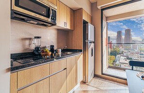 Refrigerador, microondas, placa de cocina, cafetera/tetera