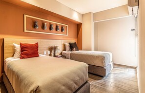 2 slaapkamers, een bureau, een strijkplank/strijkijzer, reisbedje