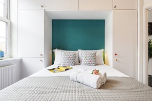 2 slaapkamers, een bureau, een strijkplank/strijkijzer, internet