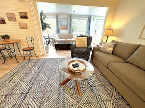 Smart TV, books - OOB family Beach House w/private yard and deck! Pet friendly, parking, 4/BR 2/BA (Old Orchard Beach)