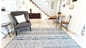 Una sala de estar moderna con un sofá, una mesa de centro y una alfombra.