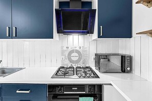 Geladeira, micro-ondas, fogão, cooktop