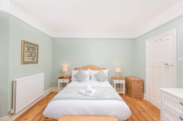 2 bedrooms, desk, iron/ironing board, WiFi