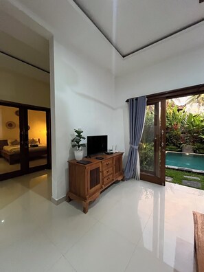 40-inch Smart TV with digital channels - Wira Krisna Tranquil Villas by EPS (Ubud)