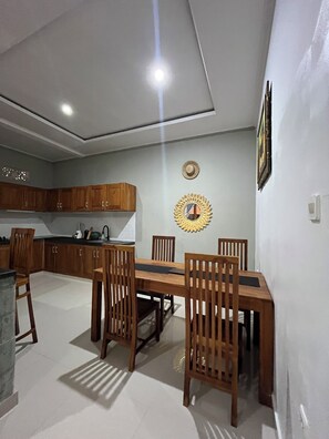 Vila superluxo, vista para o jardim | Cozinha americana privada | Chaleira elétrica