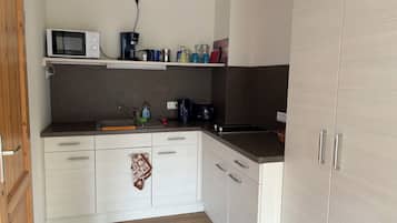 Réfrigérateur, micro-ondes, plaque de cuisson, cafetiÚre/bouilloire