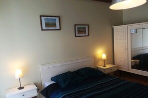 3 bedrooms, desk, iron/ironing board, travel crib