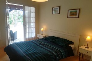 3 soverom, skrivebord, strykejern/-brett og reiseseng for barn