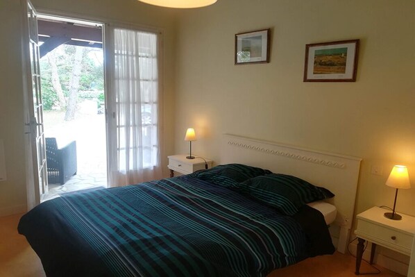 3 bedrooms, desk, iron/ironing board, travel cot