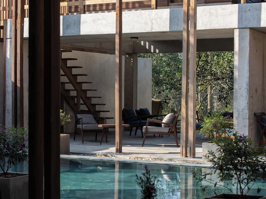 Una piscina al aire libre