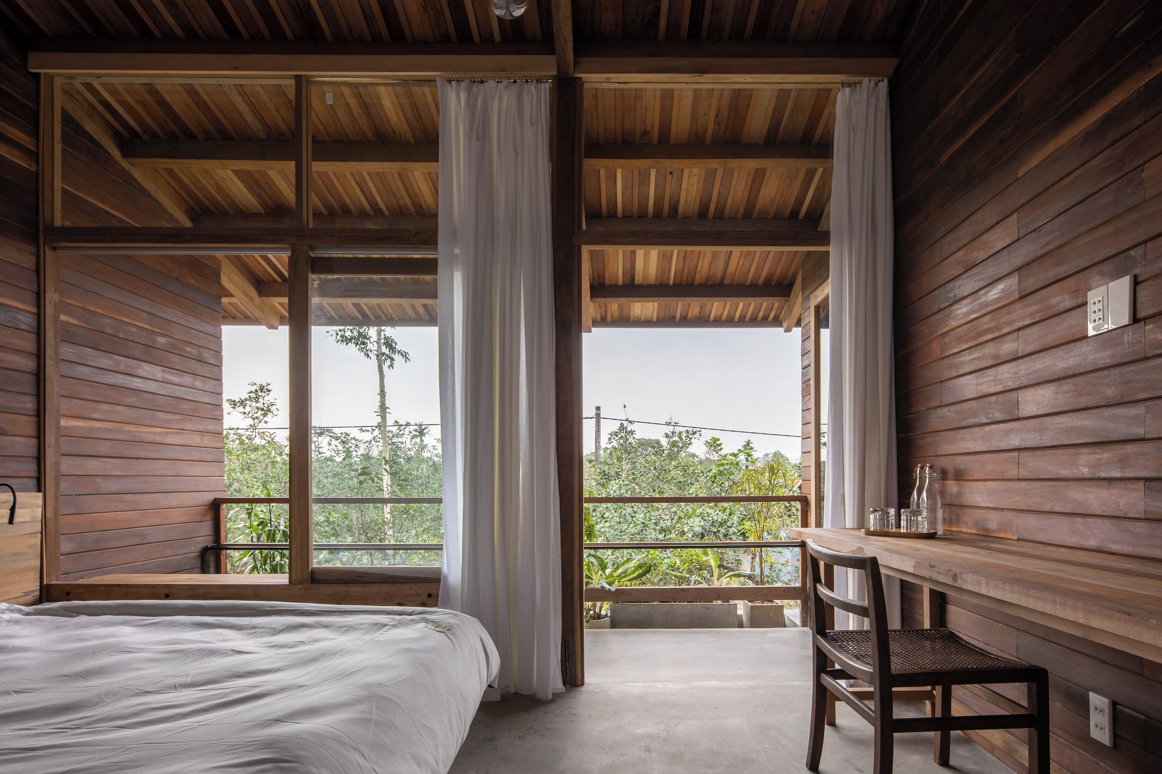 POMELO QUEEN TIMBER | Blackout drapes, soundproofing, iron/ironing board (on request)