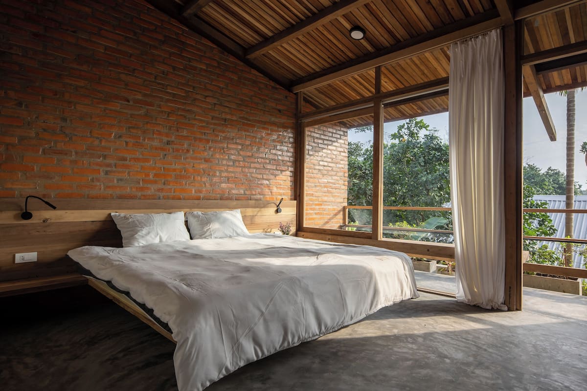 POMELO QUEEN BRICKS | 1 bedroom, blackout curtains, soundproofing, iron/ironing board