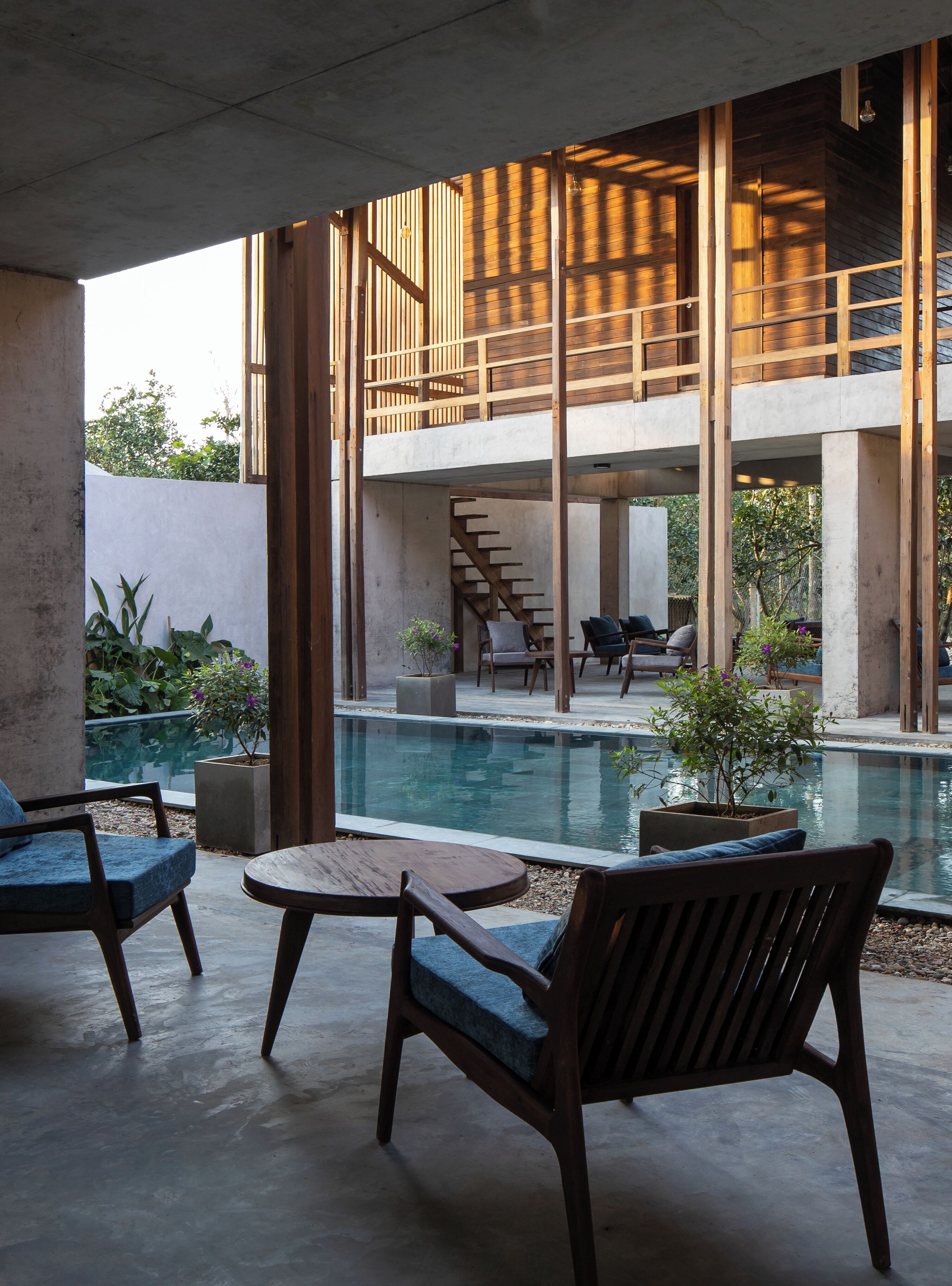 Una piscina al aire libre