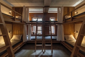 DORMITORY ROOM (8 PAX) | 1 phòng ngủ, màn/rèm cản sáng, phòng cách âm
