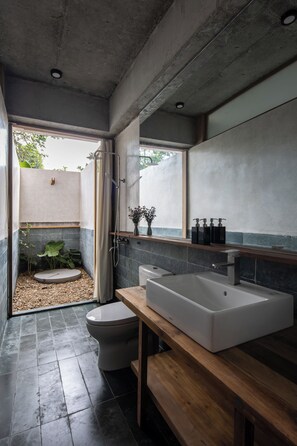 Familie studio suite, 2 slaapkamers, terras, uitzicht op tuin | Badkamer | Een douche, designer toiletartikelen, een haardroger, pantoffels