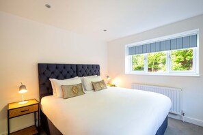 2 bedrooms, iron/ironing board, travel crib, WiFi - Harbour Edge Summary: (Cromer)