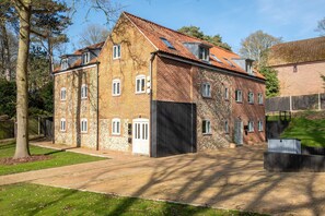 Exterior - Harbour Edge Summary: (Cromer)