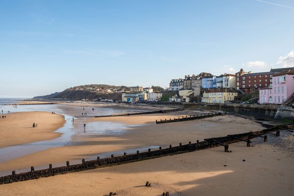 Beach - Harbour Edge Summary: (Cromer)