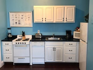 Fridge, microwave, oven, stovetop - Three Duval Street Suites w free parking and pool (Key West)