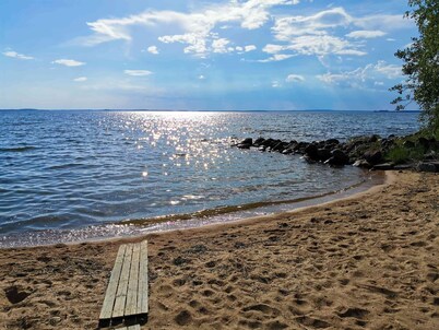 A sunny, vintage villa with private sandy beach and breathtaking lake views