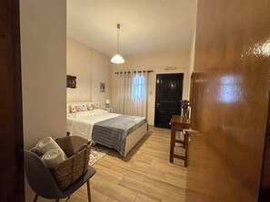 1 dormitorio, tabla de planchar con plancha, Internet y ropa de cama