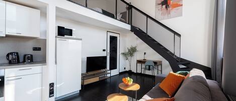 Classic-Apartment, Blick auf den Innenhof | Wohnbereich | 50-Zoll-LED-Fernseher mit Kabelempfang