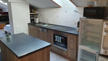 雪櫃、微波爐、焗爐、爐具