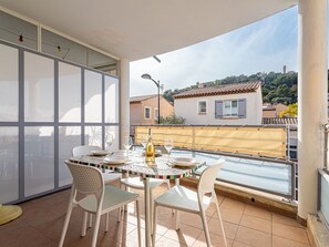 Outdoor dining - Côté Port by Interhome (Hyères)