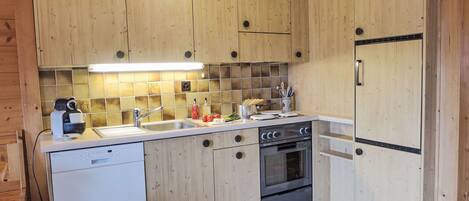 Fridge, oven, dishwasher, cookware/dishes/utensils
