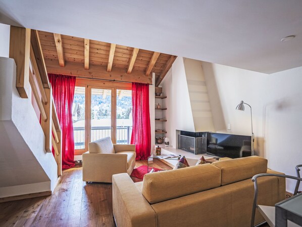 Televisión y chimenea 