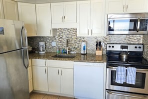 Refrigerador, microondas, horno, placa de cocina