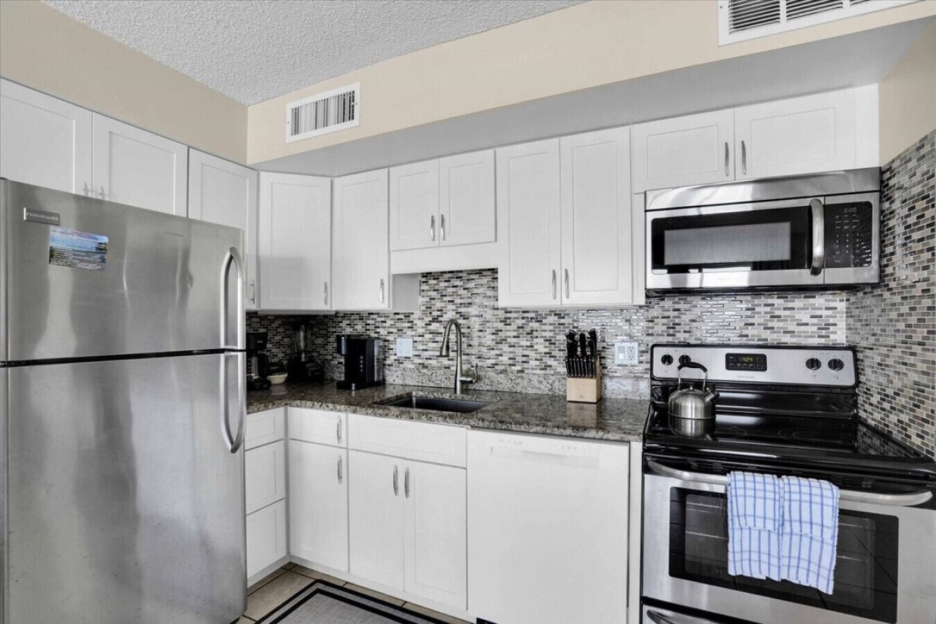 Kühlschrank, Mikrowelle, Ofen, Herdplatte