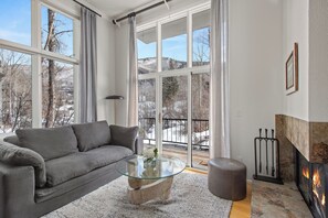 Smart-TV, Kamin, Bücher