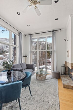 Smart-TV, Kamin, Bücher