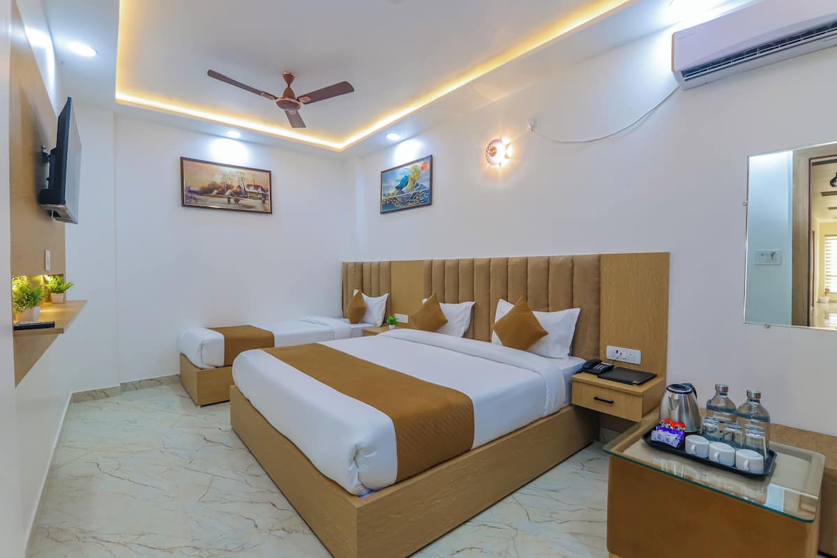 Family Room | Desk, laptop workspace, free WiFi
