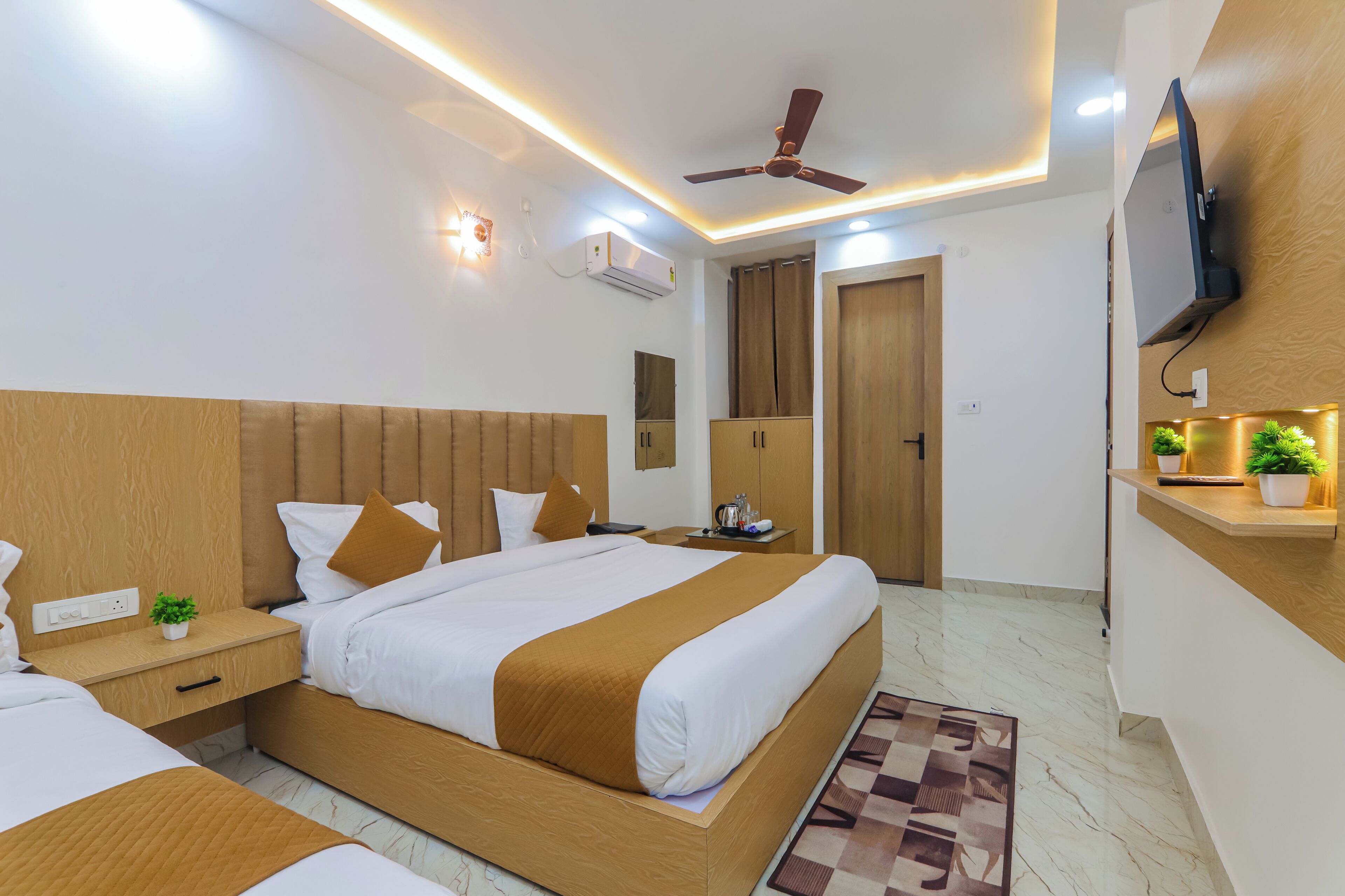 Family Room | Desk, laptop workspace, free WiFi