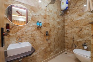 Shower, towels, soap, shampoo - One Earth Ganga Stone (Haridwar)