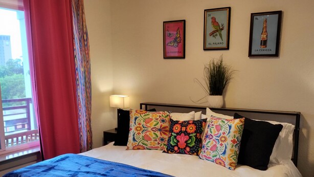 2 bedrooms - Ig-worthy Fiesta DT Retreat Hotel Apt Free Parking and Pets Allowed (San Antonio)
