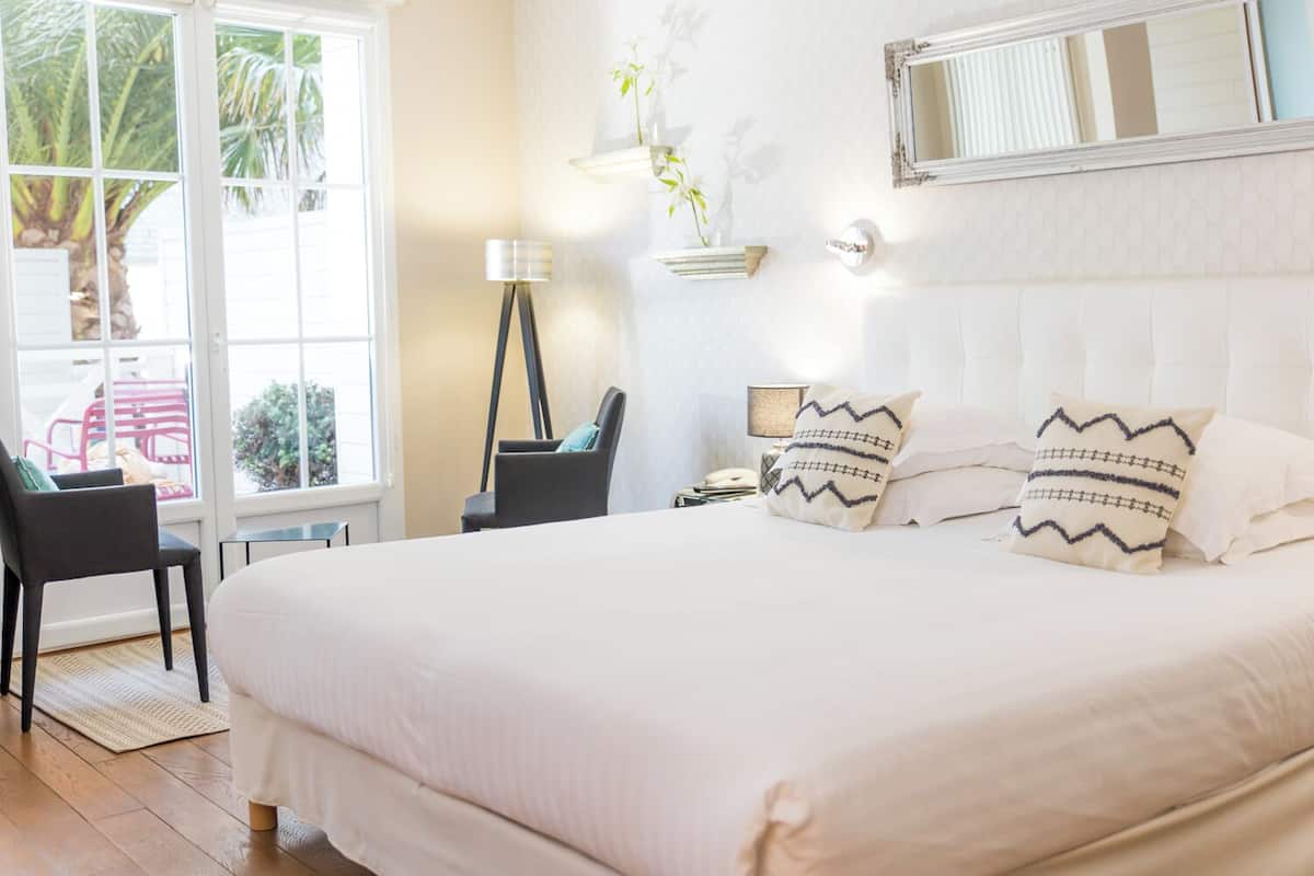 Premium bedding, in-room safe, desk, blackout curtains