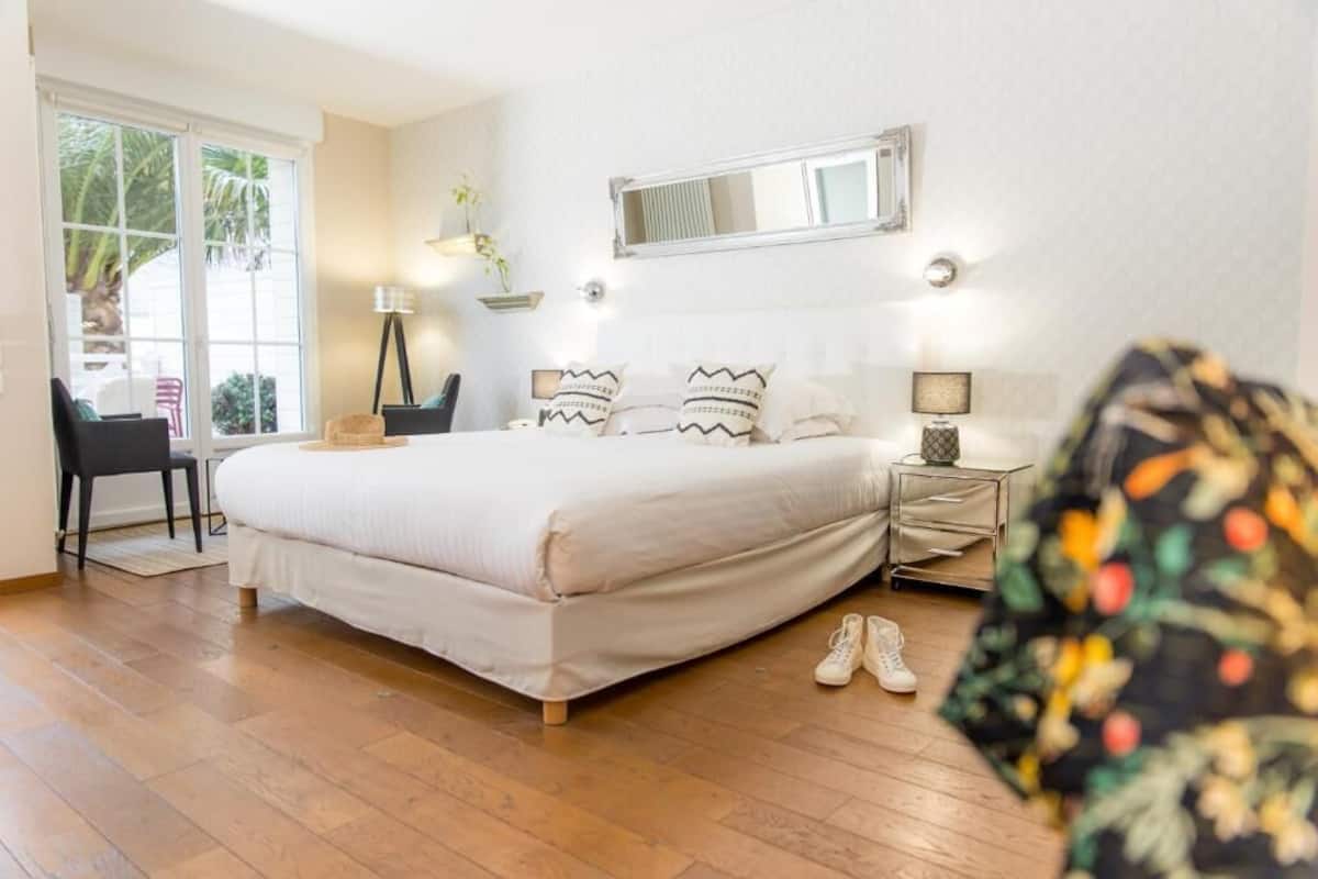 Habitación doble superior, vista al jardín | Ropa de cama de alta calidad y caja de seguridad en la habitación