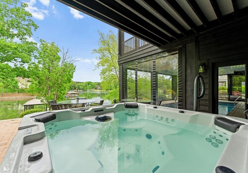 Luxury Lakefront Stay | Private Dock, Kayaks & Indoor/Outdoor Pool | The Retreat