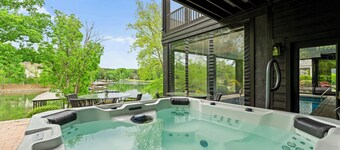Luxury Lakefront Stay | Private Dock, Kayaks & Indoor/Outdoor Pool | The Retreat