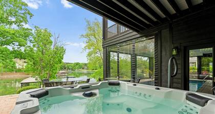 Luxury Lakefront Stay | Private Dock, Kayaks & Indoor/Outdoor Pool | The Retreat
