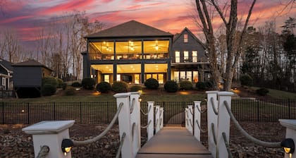 Luxury Lakefront Stay | Private Dock, Kayaks & Indoor/Outdoor Pool | The Retreat