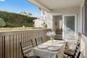 Outdoor dining - Walk to Beach | Pool, Hot Tub, Private Patio, Parking | Seabreeze Retreat (Dana Point)